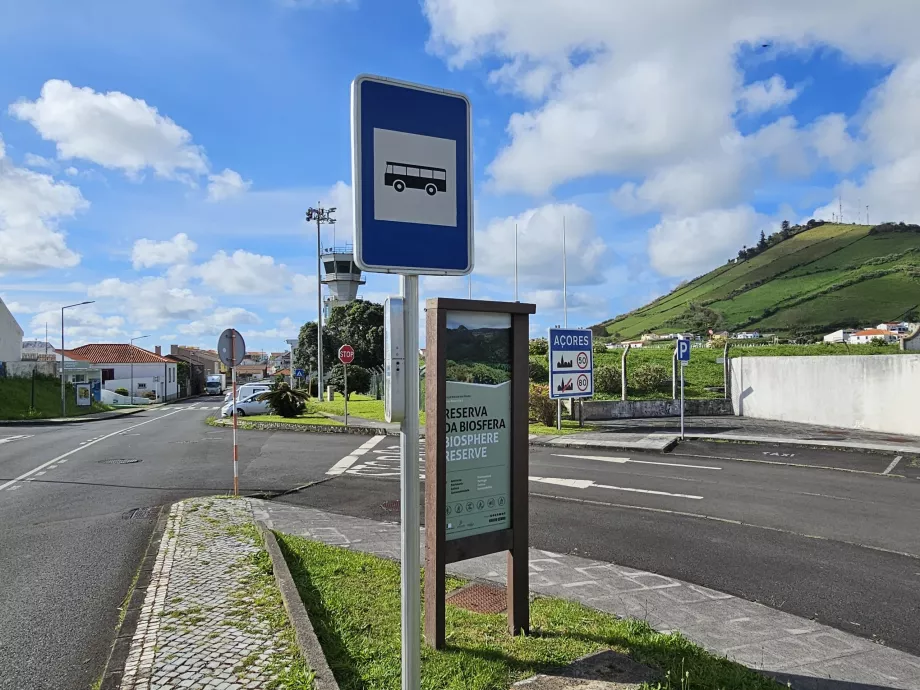 Parada de autobús en el aeropuerto de Flores