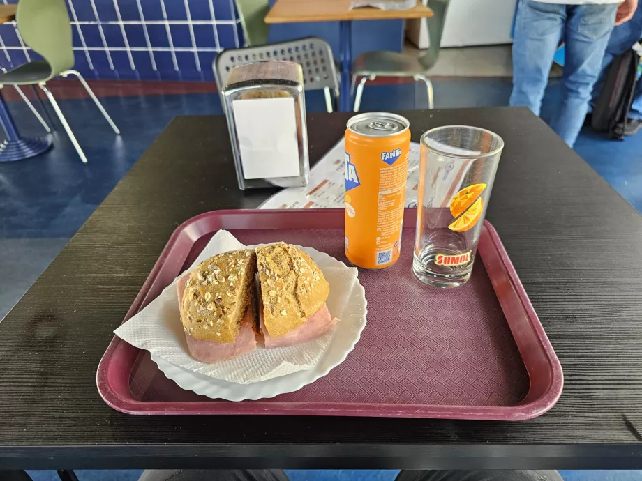 Oferta de comida en el restaurante del aeropuerto