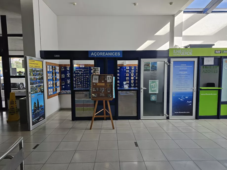 Tienda de recuerdos en la zona pública