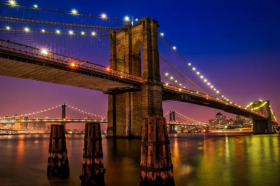 Puente de Brooklyn de noche