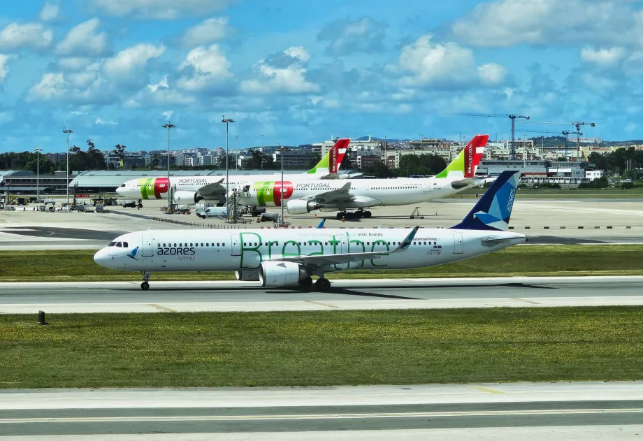 Azores Airlines, Airbus A321 en Lisboa con el cartel "Breathe" (Respira)