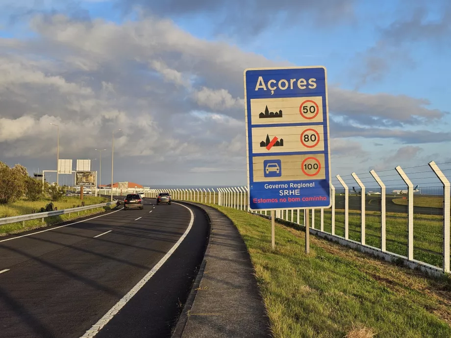 Alquiler de coches - señal al salir del aeropuerto de Ponta Delgada