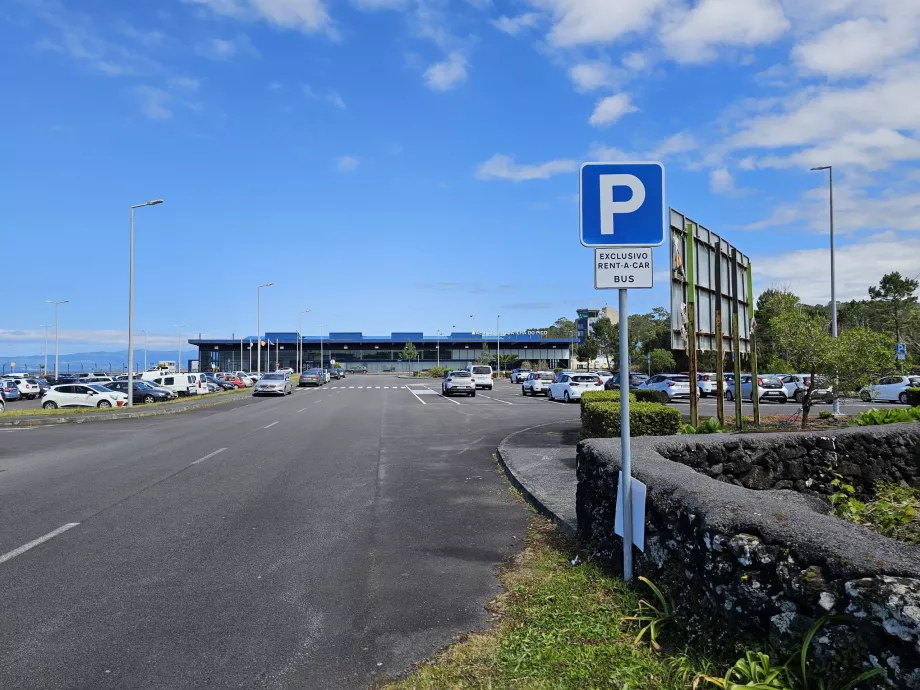 Aparcamiento de coches de alquiler, aeropuerto de Pico