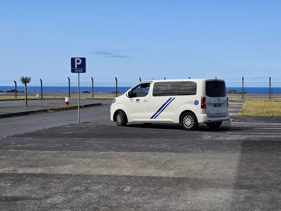 Taxi fuera del aeropuerto de Pico