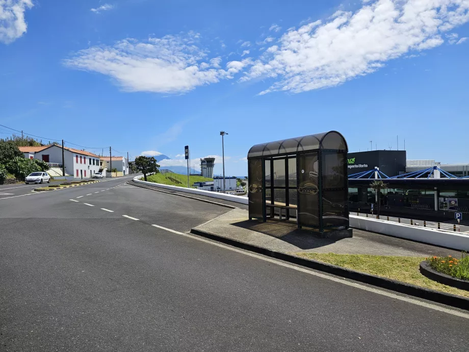 Parada de autobús frente al aeropuerto de Horta