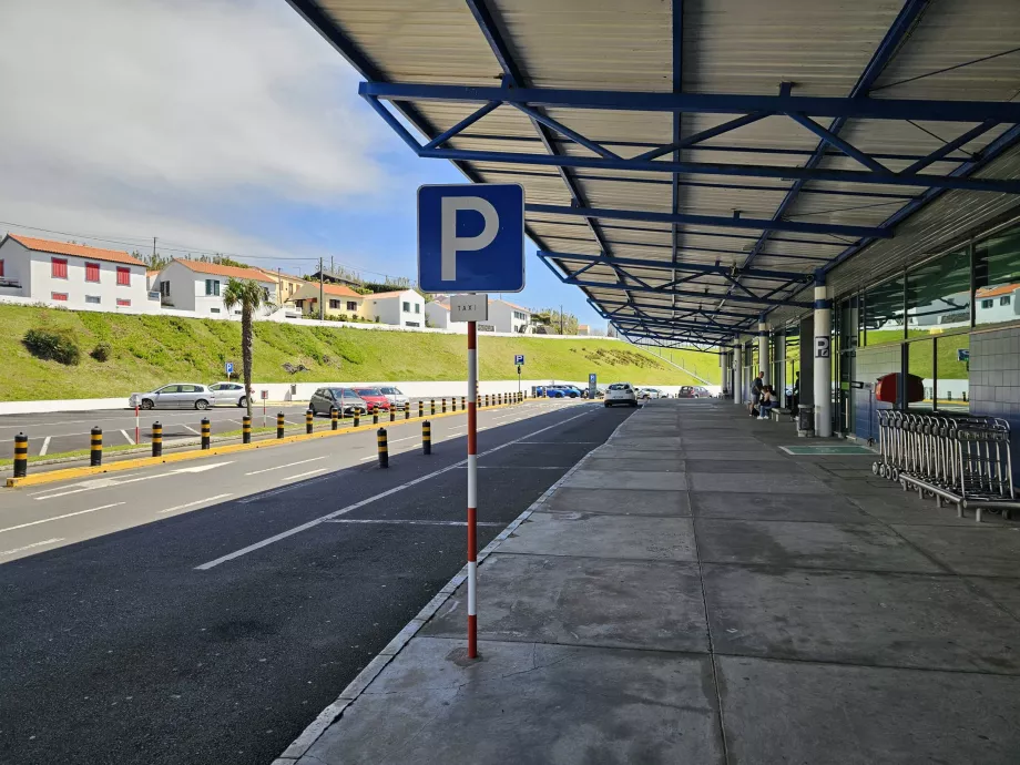 Parada de taxis frente a la terminal