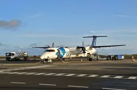 Dash 8 q-400 en el aeropuerto de Ponta Delgada