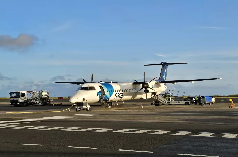 Dash 8 q-400 en el aeropuerto de Ponta Delgada