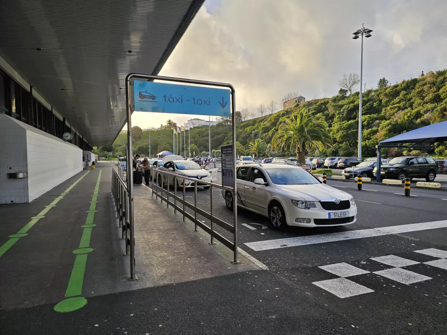 Parada de taxis frente a la sala de llegadas