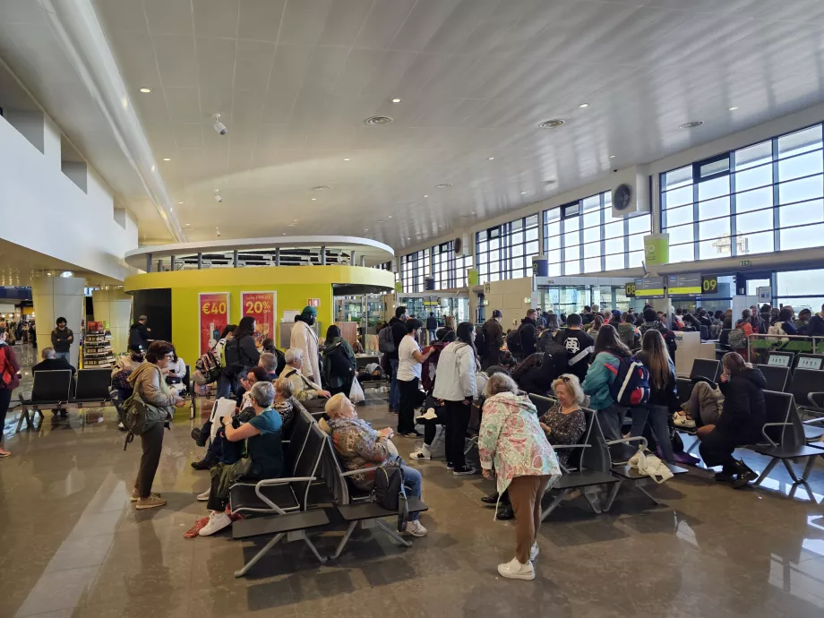 Zona de tránsito del aeropuerto de Ponta Delgada