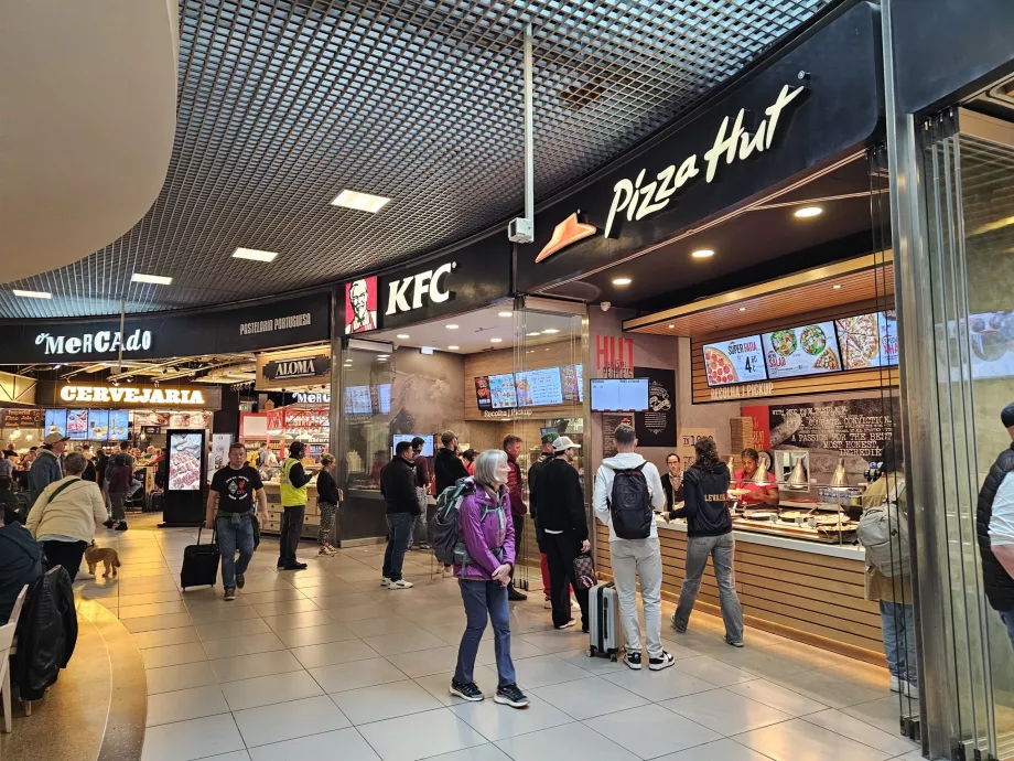 Comida rápida, zona de tránsito, aeropuerto de Lisboa