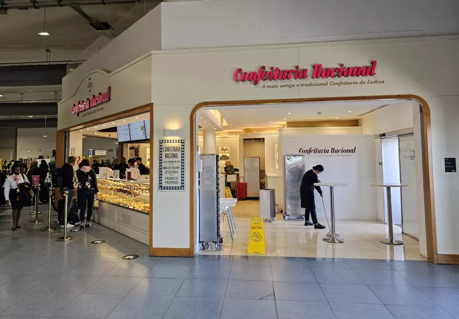 La única cafetería de la zona pública de la Terminal 2