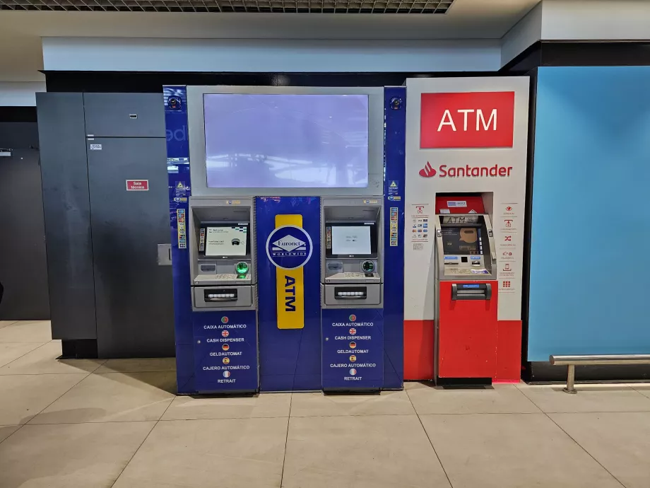 Cajeros automáticos en el vestíbulo de llegadas de la Terminal 1