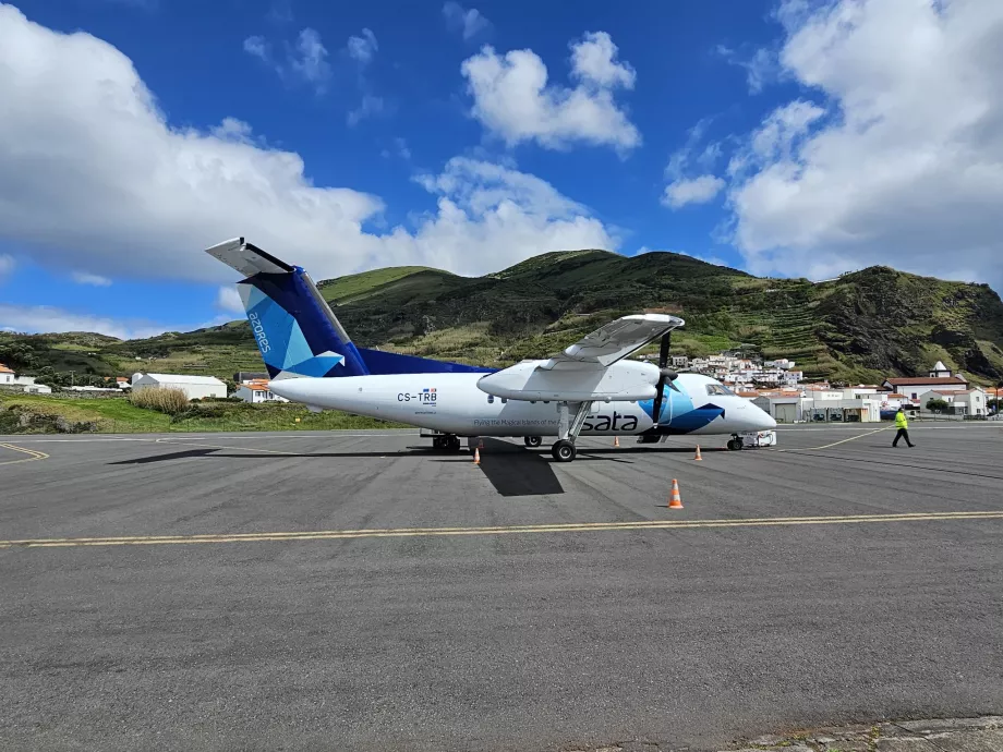 Dash 8 Q200 en el aeropuerto de Corvo