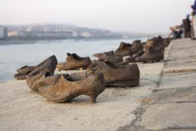Zapatos a orillas del Danubio