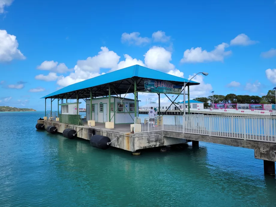 Muelle en St. John's hacia Barbuda