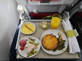Almuerzo en clase preferente en un vuelo por Europa