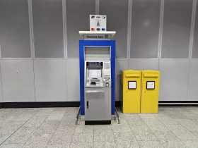 Cajero automático del Deutsche Bank, vestíbulo de llegadas, Terminal 1
