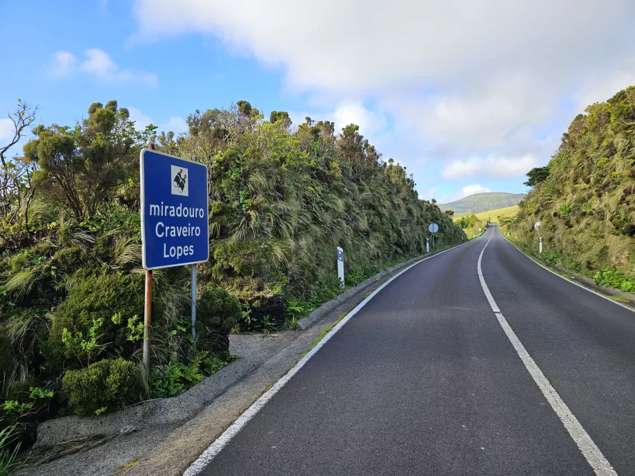 El mirador está junto a la carretera