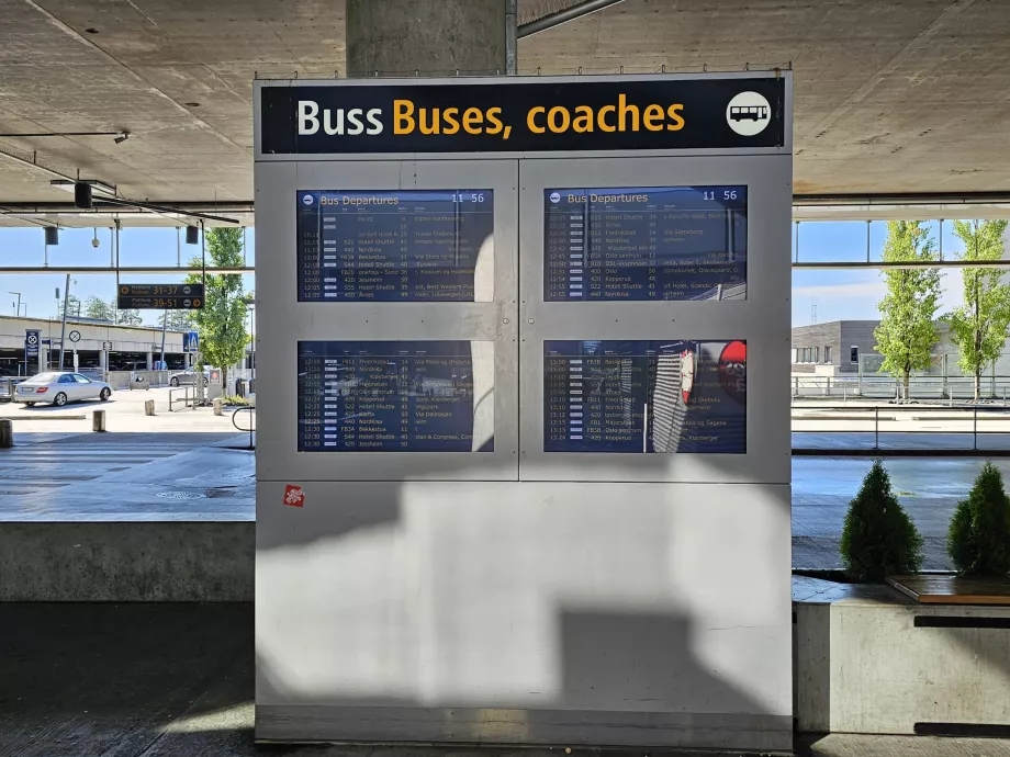 Paneles informativos con los horarios de salida de todos los autobuses