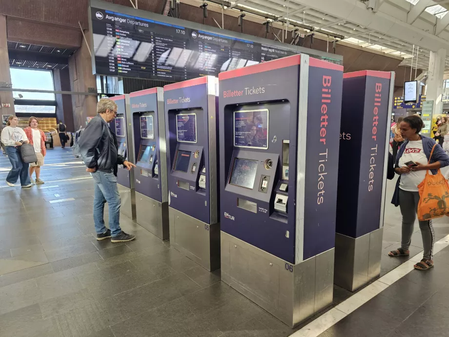 Máquinas expendedoras en la estación principal (sólo trenes VY)