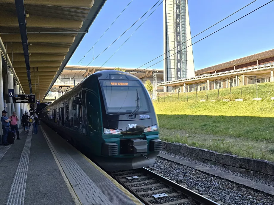 Tren VY en el aeropuerto