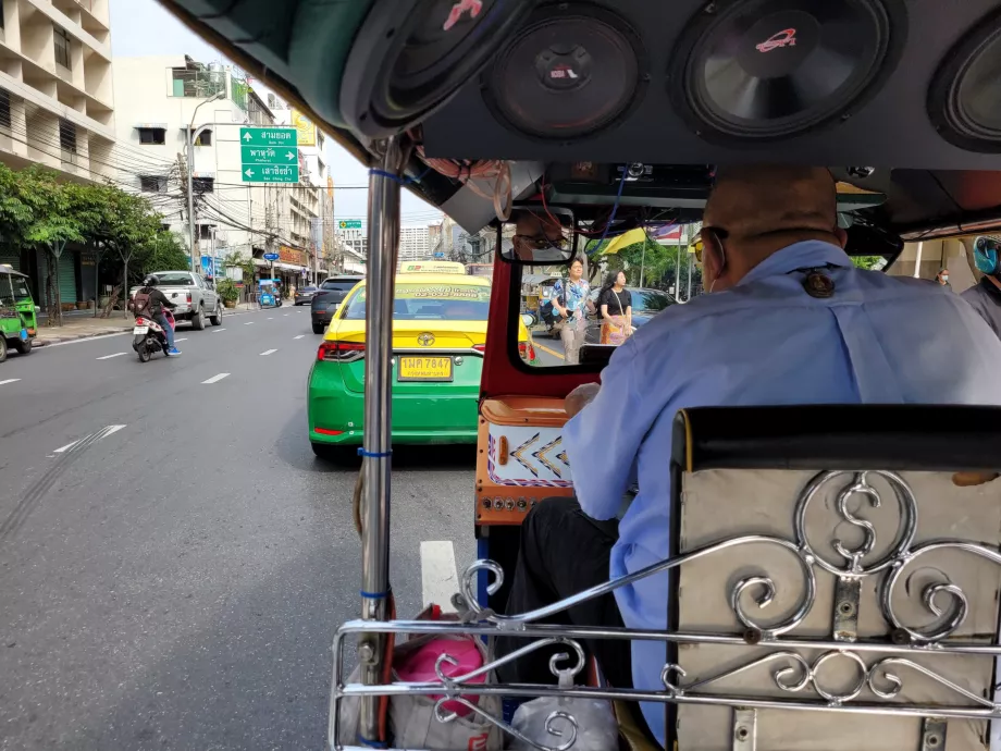 Montar en tuk-tuk