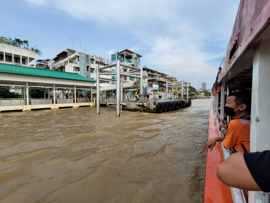 Un barco de transporte público desembarca en el muelle