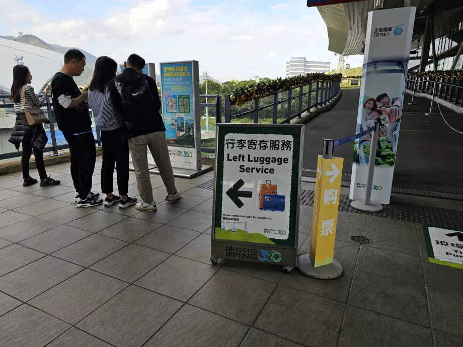 Sala de equipajes en la estación inferior del teleférico