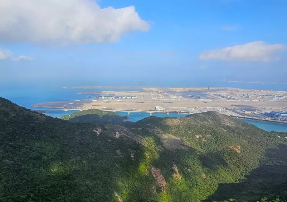 Vista desde el teleférico al aeropuerto HKG