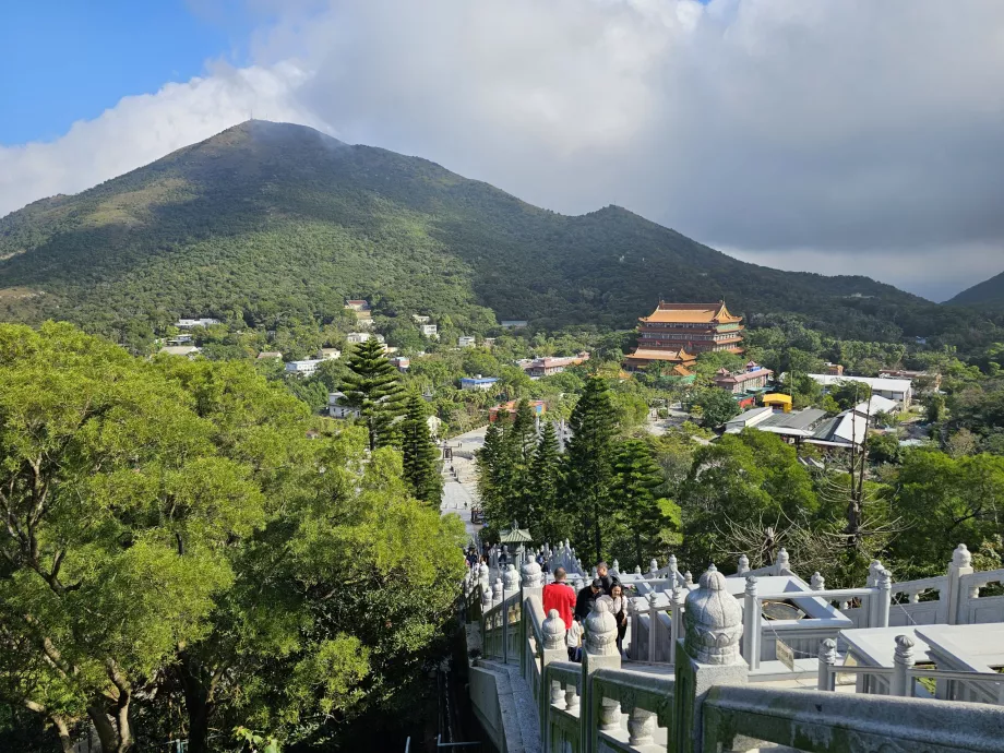 Vista del monasterio de Po Lin