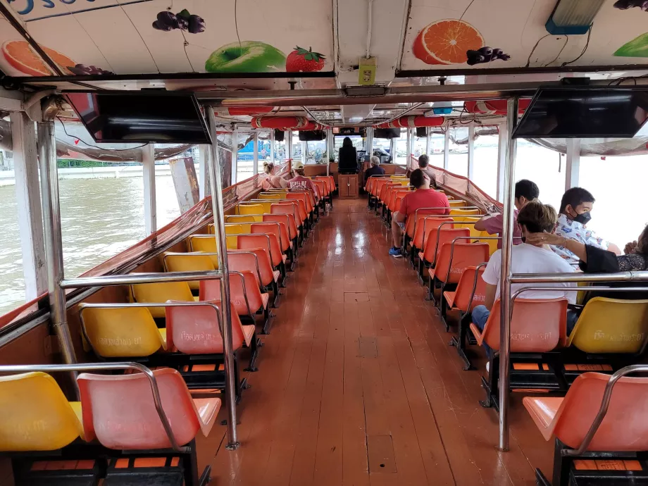 Interior del Chao Phraya Express Boat