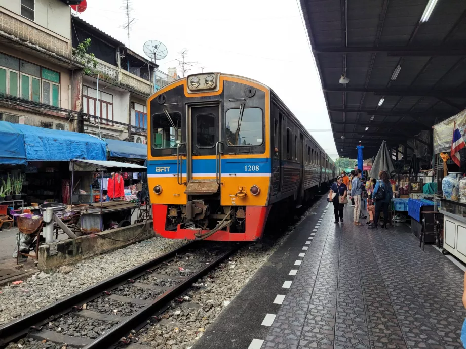 Tren a la estación de Wongwian Yai