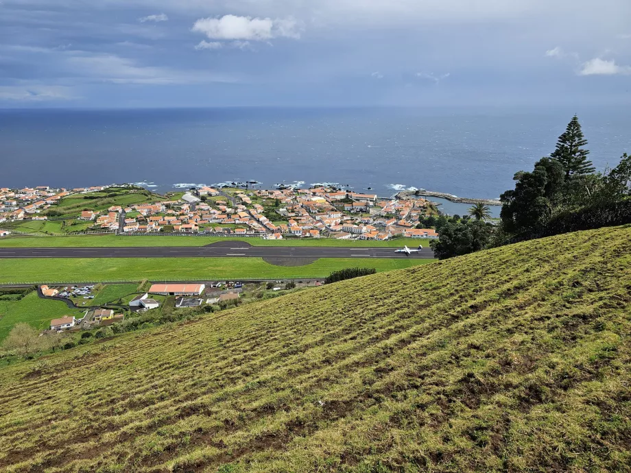 Vista de la pista y de Santa Cruz das Flores