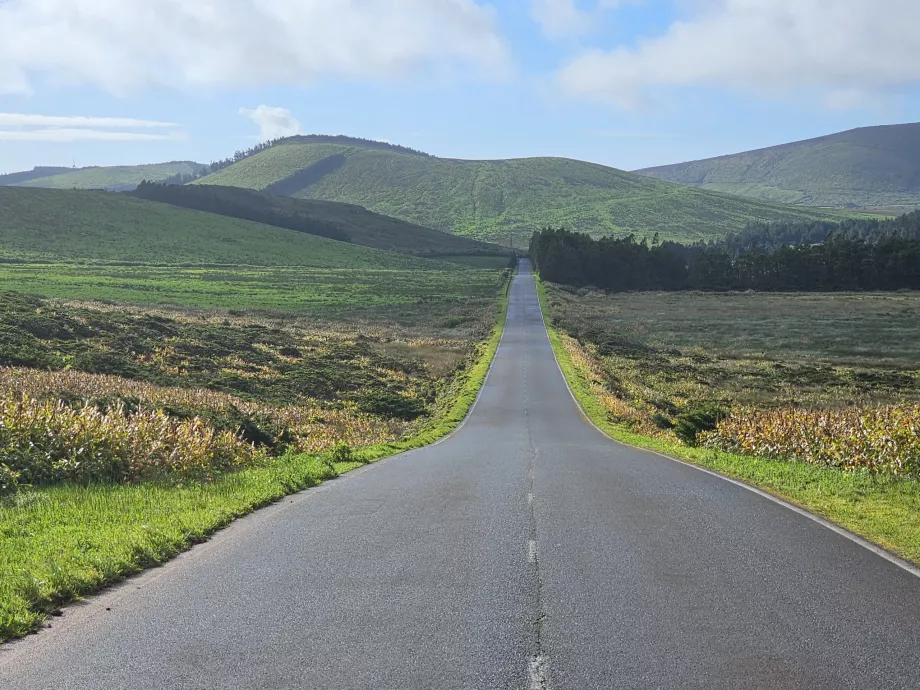 Carretera en el centro de la isla de Flores