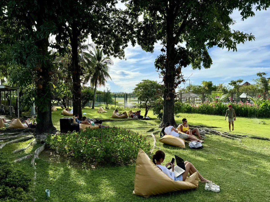 Área de descanso en el aeropuerto USM de Samui