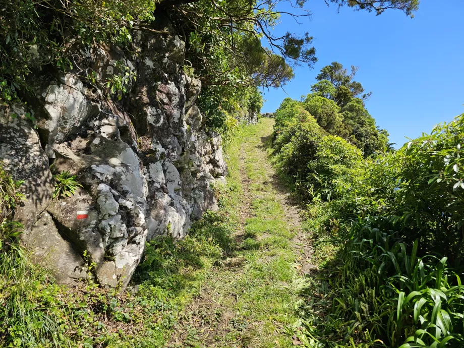 Marca en la roca, trilho Ponta Ruiva-Cedros