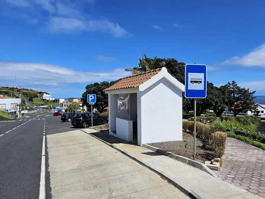 Parada de autobús en la isla de Flores