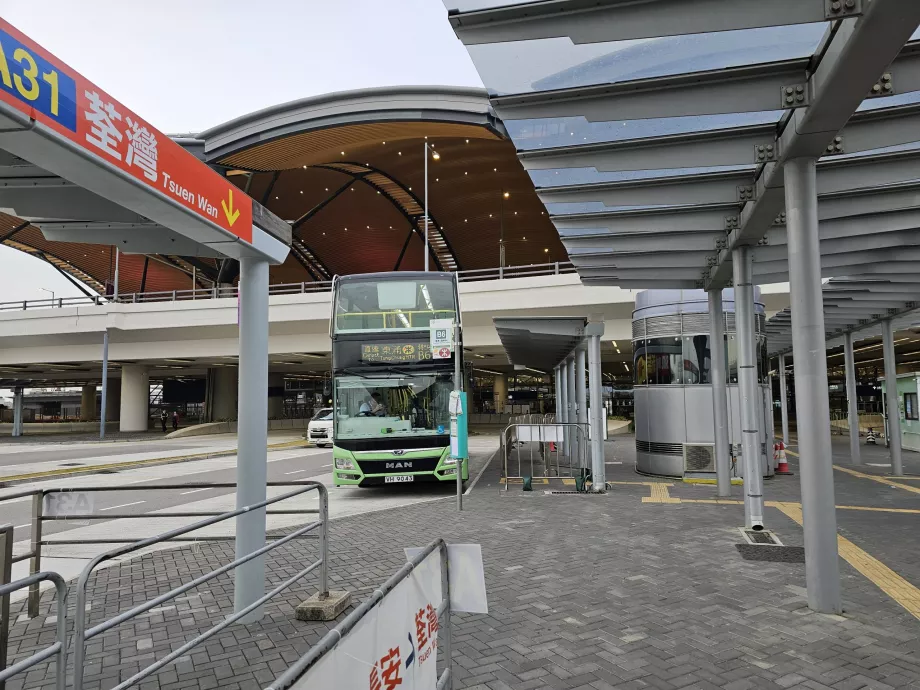 Parada de autobús dirección MTR Tung Chung