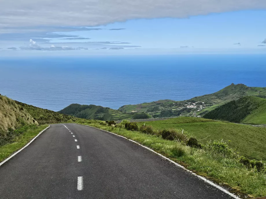 Carretera empinada completamente alejada de la civilización