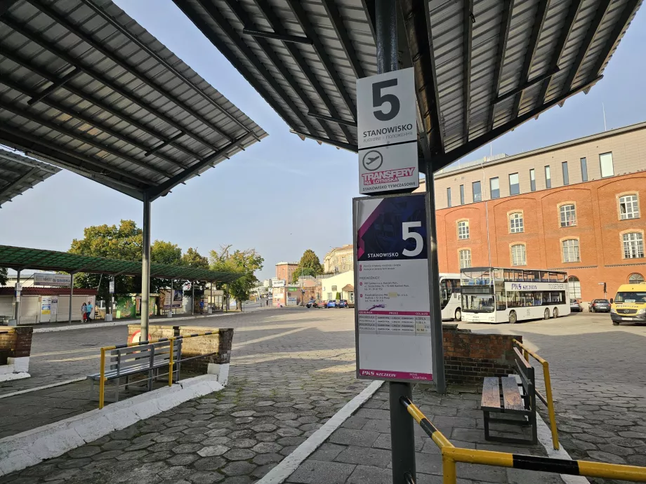 Autobús en dirección del aeropuerto a la estación principal de autobuses