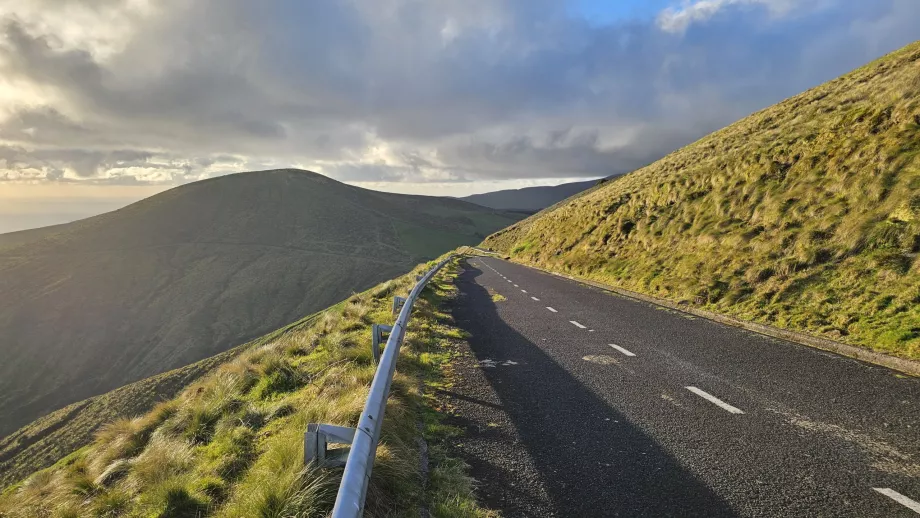 La carretera donde se aparca en el mirador