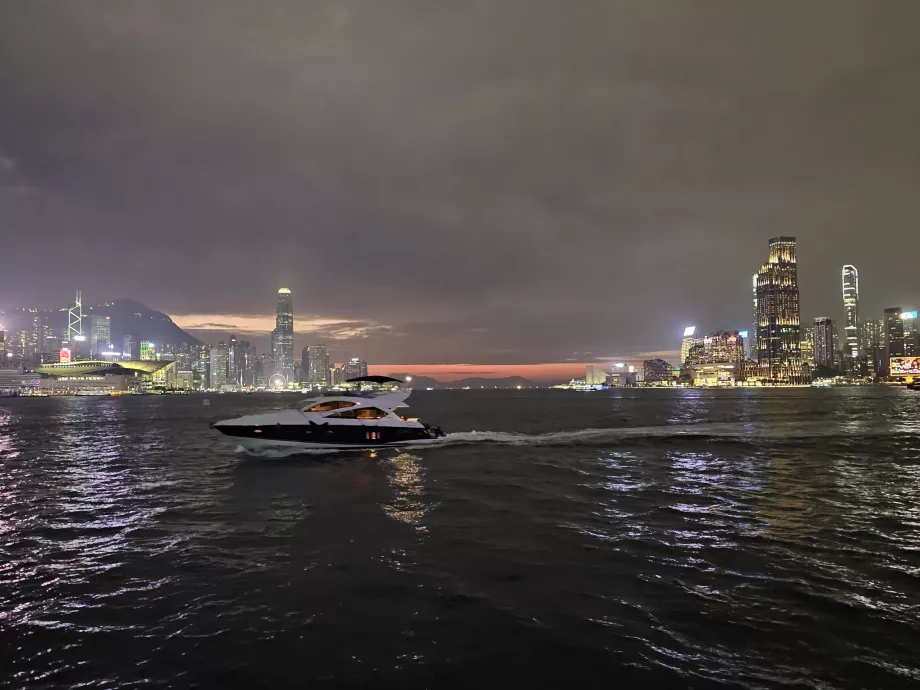 Vista del puerto de Victoria desde el parque de la Costa Este