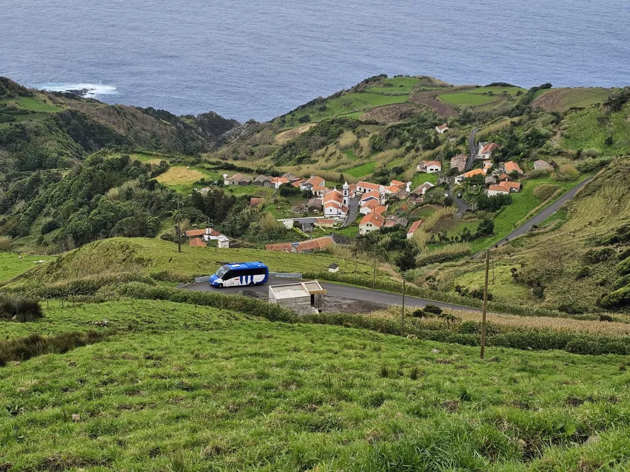 Autobús sobre el pueblo de Lajedo