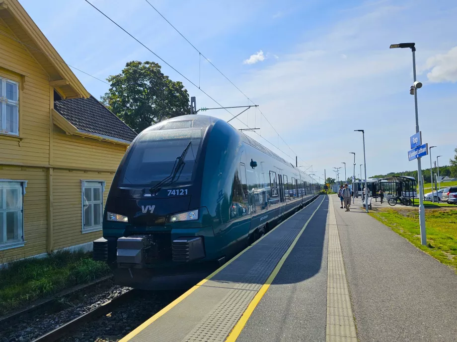 Tren en la estación de Torp