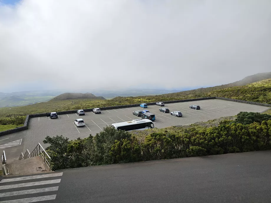 Aparcamiento bajo el refugio de montaña