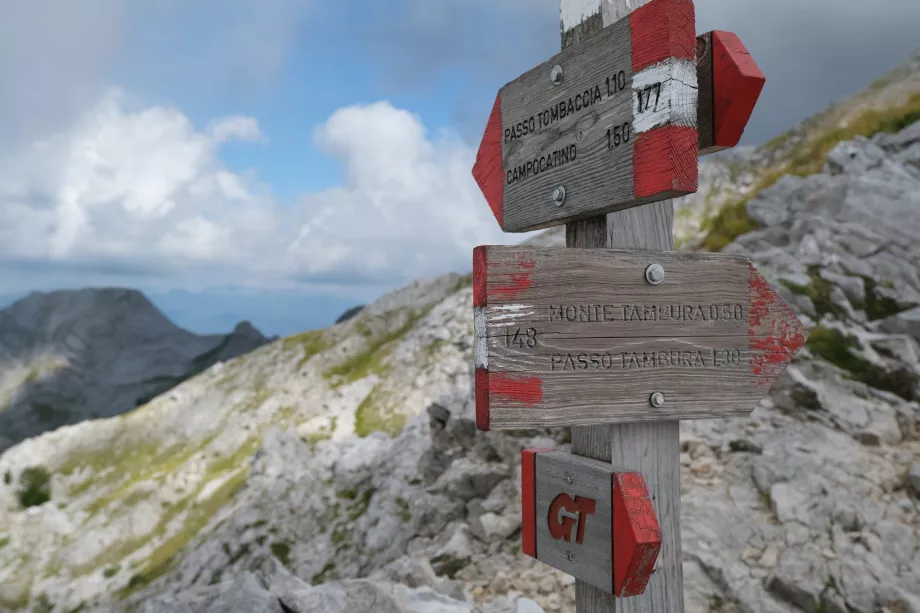 Señalización en los Alpes Apuanos