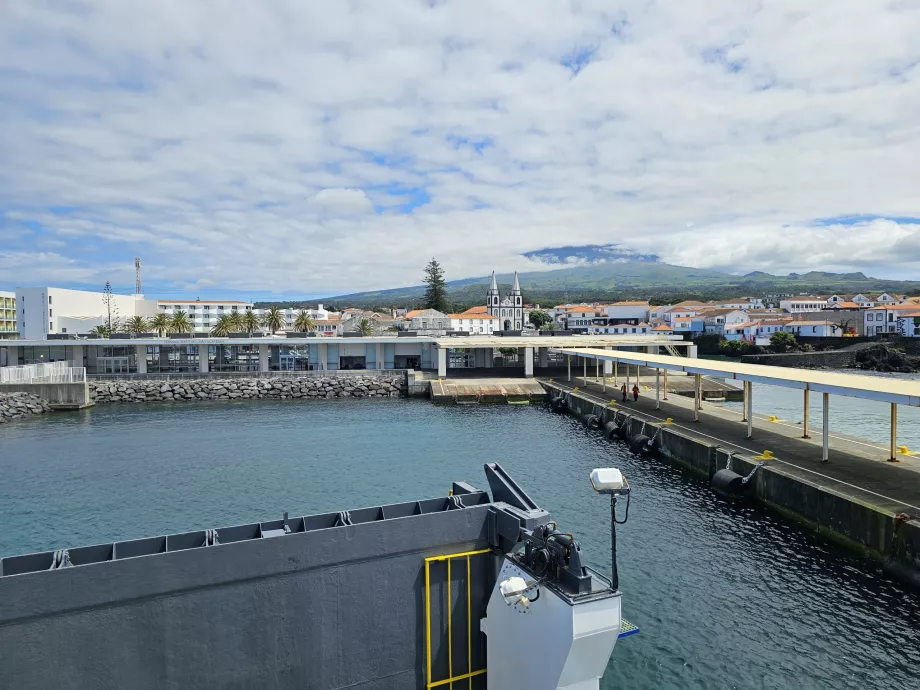 Puerto de Madalena, llegada desde la isla de Faial