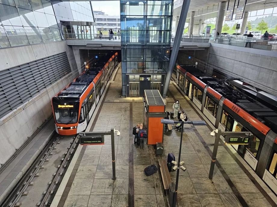 Parada de tranvía en el metro