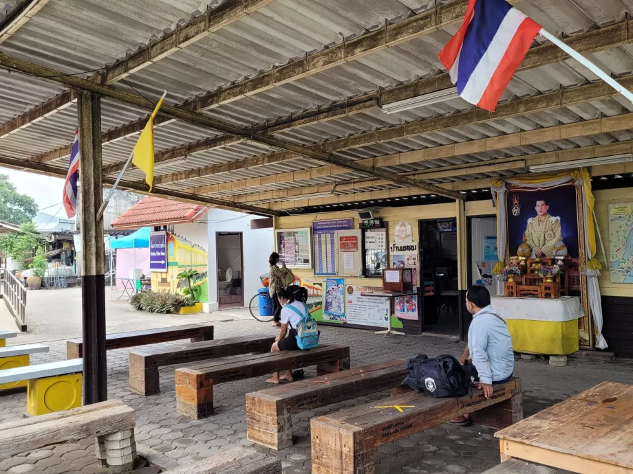 Estación de Ban Laem - taquilla y sala de espera